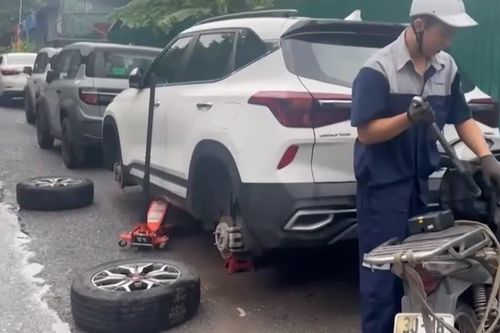 Nhiều ô tô bị hư hỏng lốp bất thường tại phố Tân Khai
