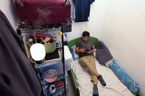 Căn phòng rộng vỏn vẹn 2,9m2 có giá thuê hơn 14 triệu đồng/tháng, người đàn ông vẫn chấp nhận chỉ vì lý do này