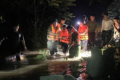 Căng dây vượt 3 cầu tràn, đưa người phụ nữ đi cấp cứu trong đêm