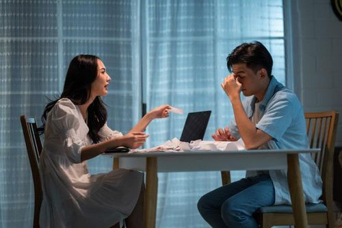 Vợ là trụ cột kiếm tiền và không chịu sinh con, bảo 'đưa 3 tỷ em mới yên tâm đẻ'