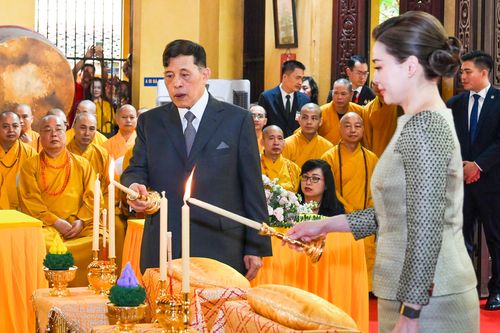 Nhà vua Thái Lan và Hoàng hậu thăm chùa Quán Sứ, dự lễ cầu an