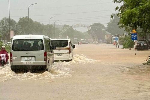 Mưa lớn ở Nghệ An, nhiều tuyến đường ngập sâu, giao thông chia cắt