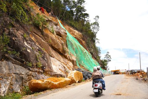 Cảnh sửa chữa cung đèo nối Nha Trang - Đà Lạt từng có gần 100 điểm sạt lở
