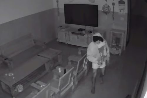 Bị phát hiện lẻn vào nhà dân, thanh niên bỏ chạy 'không mảnh vải che thân'