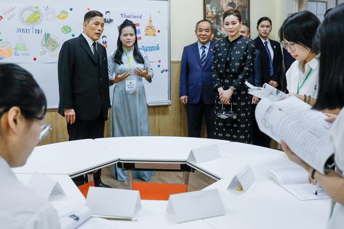 Nhà vua và Hoàng hậu Thái Lan dự lớp học tiếng Thái cùng sinh viên Việt Nam