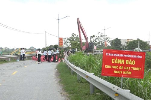 Nước sông Đáy vượt báo động 2, đê Ninh Bình xuất hiện điểm sạt trượt dài 18m