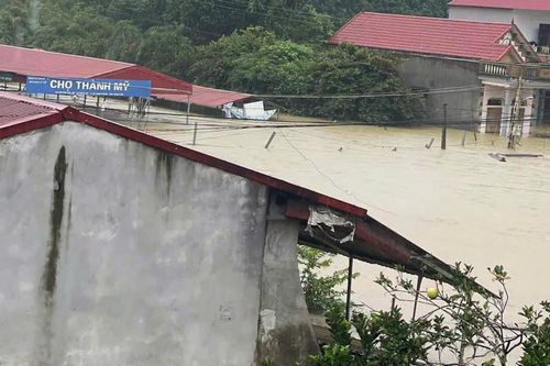 Mưa lớn, nước sông dâng 'nhấn chìm' chợ, ngập nửa nhà dân ở Thanh Hoá