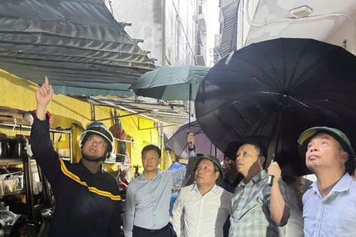 Chủ tịch UBND thành phố Hà Nội Vũ Đại Thắng thăm, động viên gia đình vụ cháy tại phường Tây Hồ