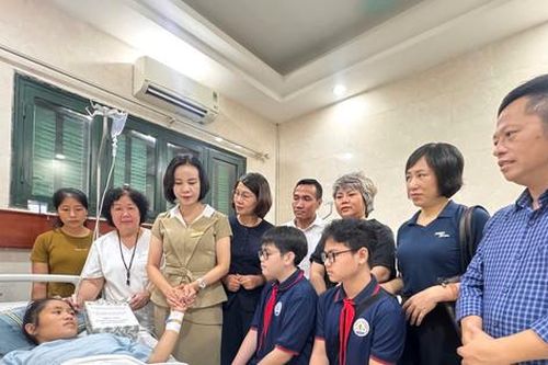 Trường THCS chất lượng cao Trưng Vương thăm cô giáo Nghệ An bị thương khi cứu học trò