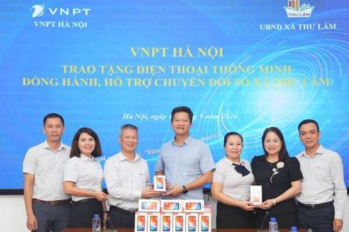 VNPT Hà Nội trao 60 điện thoại thông minh tặng người dân xã Phúc Thịnh và Thư Lâm