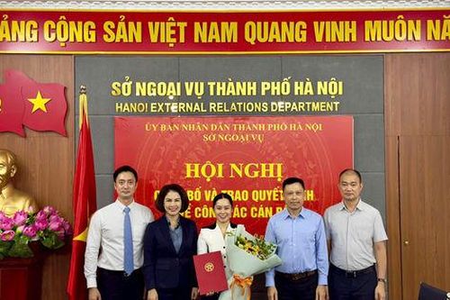 Sở Ngoại vụ thành phố Hà Nội trao các quyết định về công tác cán bộ