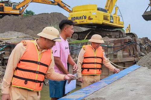 Tuần tra phòng ngừa 'cát tặc', bảo đảm an toàn tuyến đường thuỷ những ngày mưa lớn