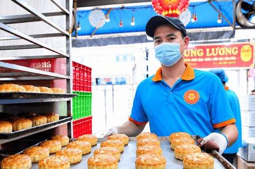 Cận cảnh làm bánh Trung Thu truyền thống ở làng Xuân Đỉnh