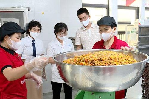 Tổ chức bữa ăn bán trú cho học sinh Hà Nội: Sát cơ sở, xử lý kịp thời các vấn đề phát sinh