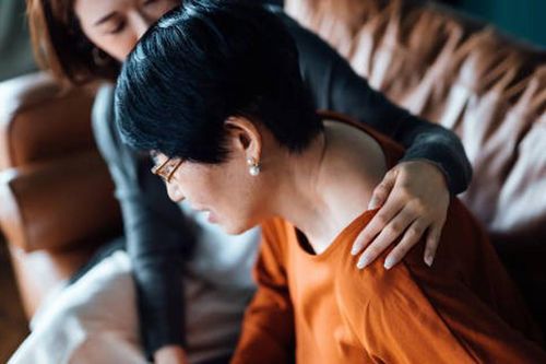 Vì sao chăm sóc cha mẹ già khó hơn chăm trẻ nhỏ: Người trong cuộc mới hiểu nỗi niềm này!
