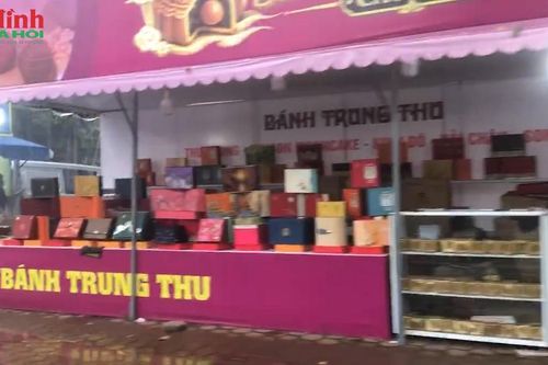 Rằm tháng Tám cận kề, hàng bánh Trung thu ven đường vẫn 'dài cổ' chờ khách