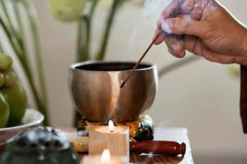 Thắp hương buổi tối nên biết điều này để không rước họa
