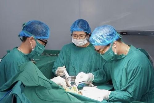 Người đàn ông nhập viện cấp cứu với thanh sắt cắm xuyên bàn tay
