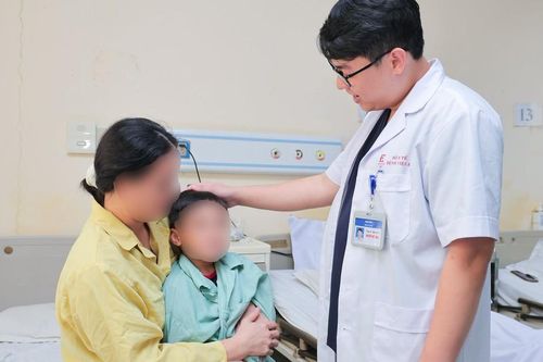 Theo mẹ đi tập thể dục, bé trai bị máy tập va trúng vùng kín