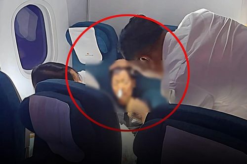 Bác sĩ Việt Nam cầm máu cho bé trai người Anh giữa chuyến bay Hà Nội - London