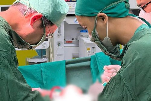 Ngã từ độ cao 3 mét, thiếu niên 16 tuổi vỡ lách độ V nghiêm trọng