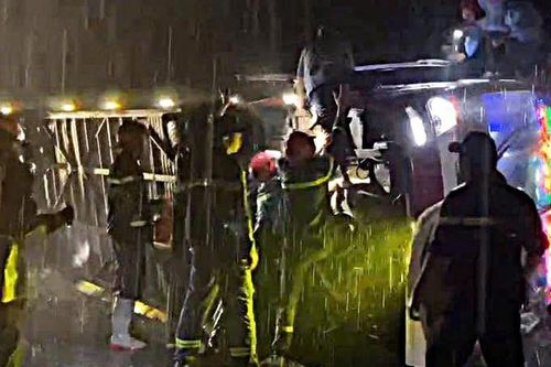 Tai nạn liên tiếp trong đêm, 19 người mắc kẹt trong xe khách lật ở Đồng Nai