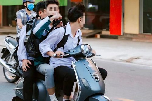 Vì sao cha mẹ vẫn giao xe máy cho con dù biết sai luật, nguy hiểm?