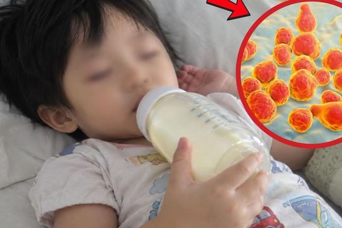 Uống 4-5 hộp sữa mỗi đêm, bé 3 tuổi mắc hội chứng lạ, liên tục ăn đất