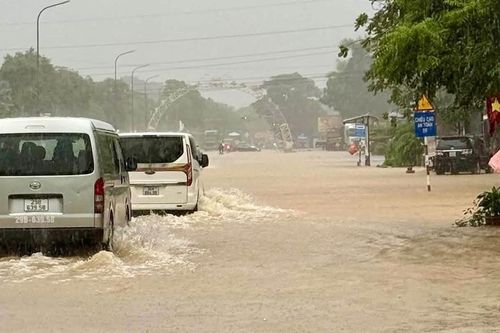 Tuyến đường huyết mạch lên các xã vùng cao Nghệ An ngập sâu, giao thông ách tắc