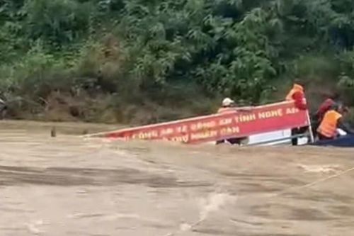 Lũ cuốn trôi thuyền, 10 người rơi xuống sông được cứu