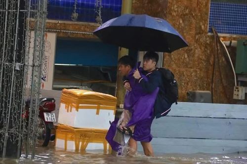 Nhiều trường cho học sinh nghỉ vì mưa ngập: Ngày mai Hà Nội còn mưa không?