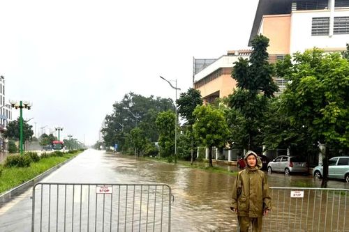 Dầm mình trong mưa ngập, giữ an toàn giao thông ở 3 điểm xung yếu phường Bồ Đề