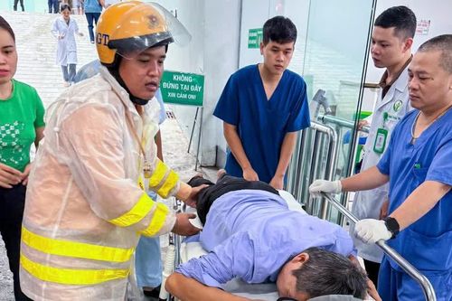 CSGT Hà Nội dẫn đường đưa người bệnh bất tỉnh đi cấp cứu trong mưa lớn