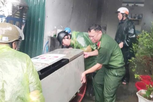 Mưa lũ dâng cao, lực lượng công an cơ sở chủ động ứng phó, hỗ trợ nhân dân