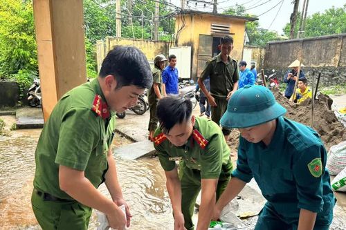 Công an xã Tây Phương dốc sức giữ đê, ngăn nước tràn vào khu dân cư