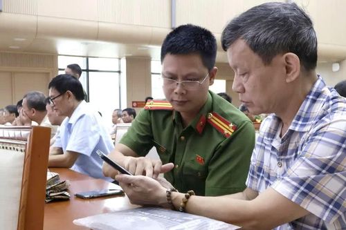 Công an phường Hà Đông mở đợt cao điểm '30 ngày, đêm' tích hợp an sinh xã hội trên VNeID