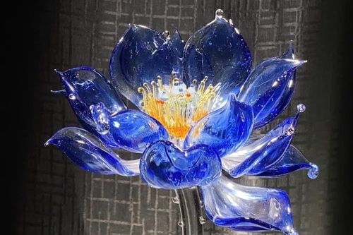 Quá trình làm ra bông hoa thủy tinh giá tiền triệu/bông