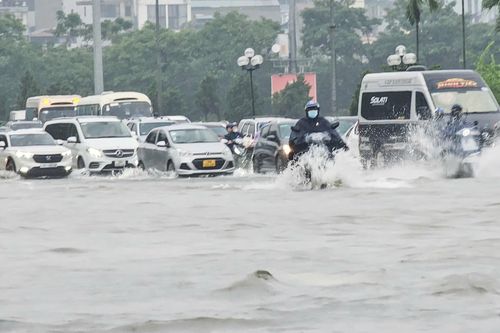 Đường Tố Hữu ngập khoảng 50cm, nhiều xe máy phải quay đầu
