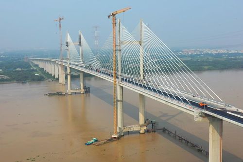 Hai cây cầu cuối cùng trên cao tốc Bến Lức - Long Thành đang thảm nhựa