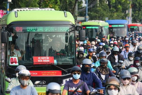 Cửa ngõ Tân Sơn Nhất vẫn ùn ứ do rào chắn thi công metro
