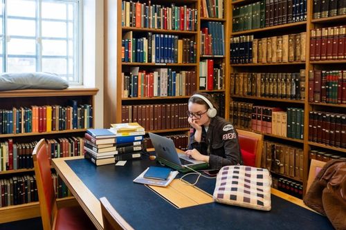 Nghiên cứu mới của Đại học Cambridge về lợi ích khi đọc sách