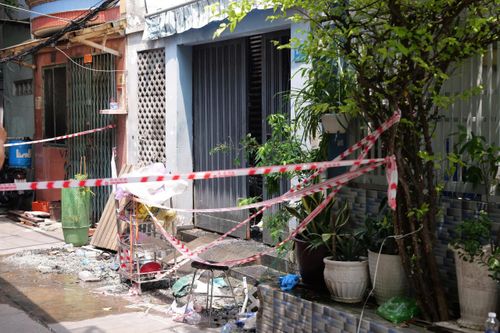 Vụ cháy nhà ở Chợ Lớn, TP.HCM: 2 mẹ con trèo lên nóc nhà thoát thân