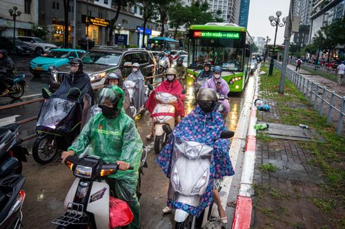 Làn BRT kín xe trong ngày đầu phân luồng ở Láng Hạ - Giảng Võ