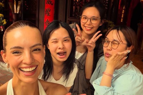 Hoa hậu Thế giới 2018 ăn bún chả, đi xe ôm Hà Nội, ngắm lúa ở Sa Pa
