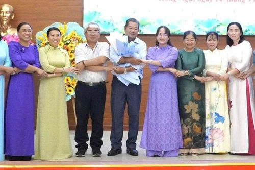 Đồng Tháp đỡ đầu học sinh khó khăn, neo đơn vùng biên đến trường