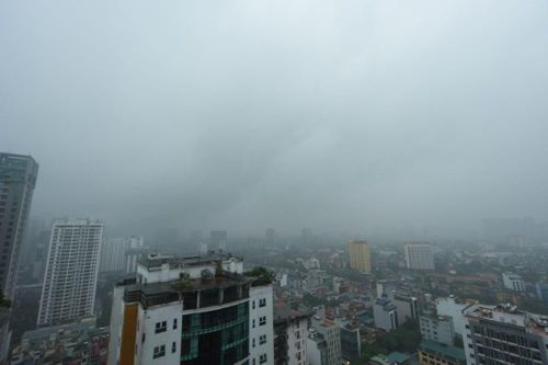 Hà Nội mịt mù trong cơn mưa buổi sáng