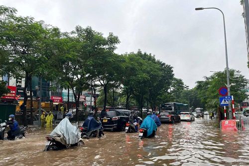 Vì sao nhiều nơi ở Hà Nội ngập sâu trong cơn mưa sáng nay?