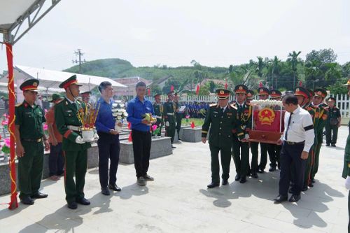 Truy điệu, an táng liệt sĩ tập thể tại xã Hiệp Đức