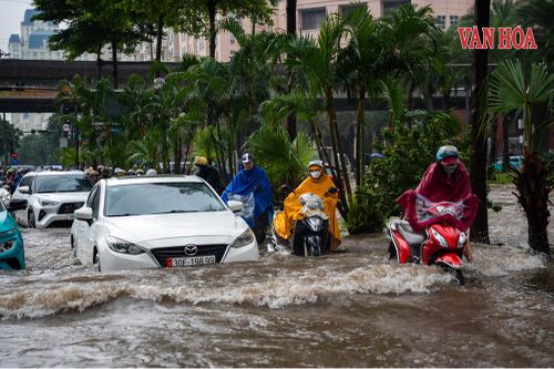 Hà Nội: Mưa lớn gây ngập nhiều tuyến phố, các trạm bơm vận hành hết công suất