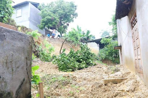 Mưa kéo dài, đất đá sạt vào nhà dân ở Thanh Hóa